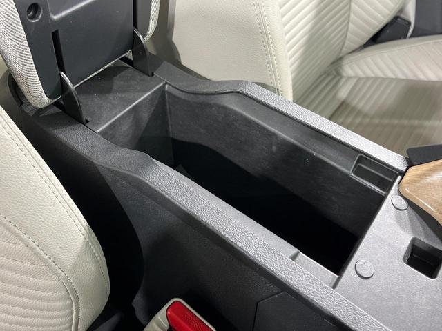 オーラ Ｇ　レザーエディション　メーカー９型ナビ　全周囲カメラ　ＢＯＳＥサウンド　衝突被害軽減システム　レーダークルーズ　禁煙車　レザーシート　ドラレコ　コーナーセンサー　スマートキー　ＬＥＤヘッド　ＥＴＣ２．０　純正１７インチＡＷ（50枚目）