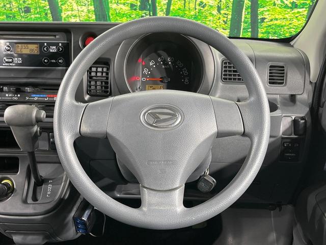 �C���e���A�ɍ��킹���f�U�C���̃X�e�A�����O�́A�^�]�������̂��Ƃ��l���A�^�]���₷���`��A�傫���ł��B�����x�A���ۂɐG���Ă��m���߂��������B