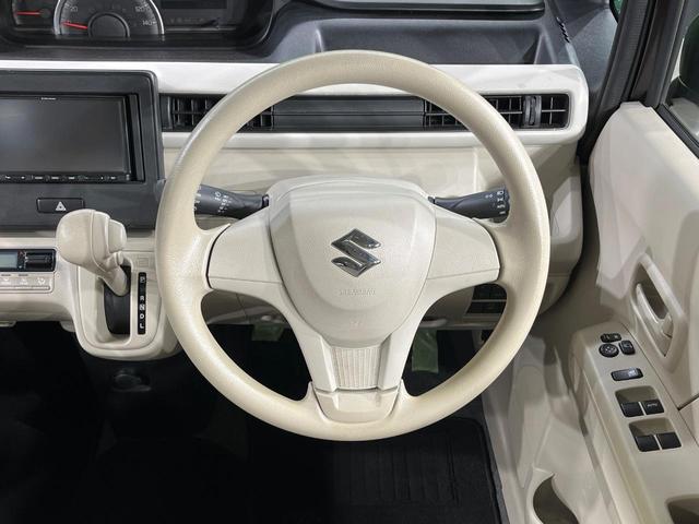 �C���e���A�ɍ��킹���f�U�C���̃X�e�A�����O�́A�^�]�������̂��Ƃ��l���A�^�]���₷���`��A�傫���ł��B�����x�A���ۂɐG���Ă��m���߂��������B