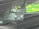 ハイブリッドＺ　全周囲カメラ　衝突軽減　レーダークルーズ　禁煙車　純正８インチディスプレイオーディオ　ハーフレザーシート　パワーシート　ドラレコ　コーナーセンサー　スマートキー　ＥＴＣ　ＡｐｐｌｅＣａｒｐｌａｙ（55枚目）