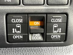 【両側パワースライドドア】スマートキーや運転席のスイッチで後席両側スライドドアの開閉が可能♪電動だから力を入れてドアを開ける必要が無く、小さなお子様でも簡単に開け閉めでき快適です♪ 6