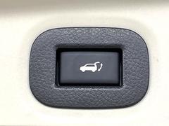 【パワーバックドア】スマートキーや運転席のボタンを押すだけでリアゲートが自動で開閉します！荷物を持っている時や、高い位置にあるバックドアを閉める際に便利な機能です♪ 7