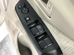 【電動格納ミラー】サイドミラーは電動格納式となっており、狭い駐車場でもキズがつくリスクを抑えられます。 6