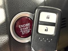 【Ｈｏｎｄａスマートキー】カバンやポケットに入れたままでもドアの施錠・解錠が可能なスマートキーを装備。エンジンのオン・オフ時もカギを取り出す必要が無いからとっても便利です♪ 3
