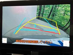 【バックカメラ】駐車時に後方がリアルタイム映像で確認できます。大型商業施設や立体駐車場での駐車時や、夜間のバック時に大活躍！運転スキルに関わらず、今や必須となった装備のひとつです！ 4