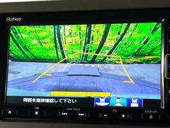 【バックカメラ】駐車時に後方がリアルタイム映像で確認できます。大型商業施設や立体駐車場での駐車時や、夜間のバック時に大活躍！運転スキルに関わらず、今や必須となった装備のひとつです！ 4