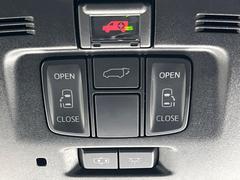 【両側スライドドア】駐車場で隣の車との間隔が狭く乗りにくい時、スライドドアなら安心！ドアオープン時も幅を取らず、開口部が広いので乗り降りがとっても簡単です。大きな荷物の出し入れも後席から可能♪ 6