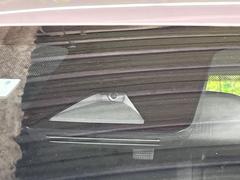 【プリクラッシュセーフティ】前方の車両等を検知し、衝突しそうな時は警報で注意を促し、ブレーキを踏む力をサポート。ブレーキを踏めなかった場合は衝突被害軽減ブレーキが作動、衝突回避をサポートします。 3