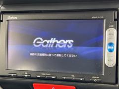 【純正ナビ】人気の純正ナビを装備しております。ナビの使いやすさはもちろん、オーディオ機能も充実！キャンプや旅行はもちろん、通勤や買い物など普段のドライブも楽しくなるはず♪ 4