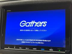 【純正ナビ】人気の純正ナビを装備。オーディオ機能も充実しており、Ｂｌｕｅｔｏｏｔｈ接続すればお持ちのスマホやＭＰ３プレイヤーの音楽を再生可能！毎日の運転がさらに楽しくなります！！ 3