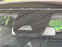 【トヨタセーフティセンス】走行中に前方の車両等を認識し、衝突しそうな時は警報とブレーキで衝突回避と被害軽減をアシスト。より安全にドライブをお楽しみいただけます。 3