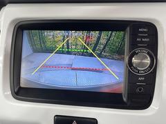 【バックカメラ】駐車時に後方がリアルタイム映像で確認できます。大型商業施設や立体駐車場での駐車時や、夜間のバック時に大活躍！運転スキルに関わらず、今や必須となった装備のひとつです！ 4