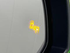 【ブラインドスポットモニター】走行中、ドアミラーの死角になりやすい箇所に後続車が接近するとサイドミラーのレンズに警告を表示！ドライバーに注意喚起をしてくれます。 6