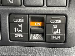 【両側パワースライドドア】スマートキーや運転席のスイッチで後席両側スライドドアの開閉が可能♪電動だから力を入れてドアを開ける必要が無く、小さなお子様でも簡単に開け閉めでき快適です♪ 5