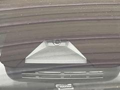 【プリクラッシュセーフティ】前方の車両等を検知し、衝突しそうな時は警報で注意を促し、ブレーキを踏む力をサポート。ブレーキを踏めなかった場合は衝突被害軽減ブレーキが作動、衝突回避をサポートします。 3