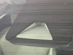 【トヨタセーフティセンス】走行中に前方の車両等を認識し、衝突しそうな時は警報とブレーキで衝突回避と被害軽減をアシスト。より安全にドライブをお楽しみいただけます。 3