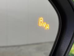 【ブラインドスポットモニター】走行中、ドアミラーの死角になりやすい箇所に後続車が接近するとサイドミラーのレンズに警告を表示！ドライバーに注意喚起をしてくれます。 7