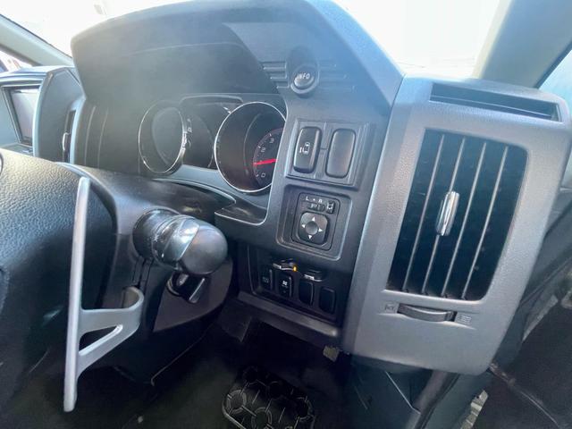 デリカＤ：５ Ｇ　ナビパッケージ　４ＷＤ　社外ホイール　ホワイトレタータイヤ　ストラーダナビＴＶ　Ｂｌｕｅｔｏｏｔｈ　ＥＴＣ　バックカメラ　８人乗り　左リアパワースライドドア　スマートキー　ＨＩＤヘッドライト　社外シートカバー（11枚目）