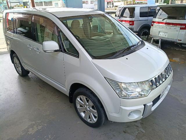 デリカＤ：５ Ｇ　プレミアム　純正ナビＴＶ　後席モニター　バックカメラ　ＥＴＣ　両側パワースライドドア　ロックフォードサウンド　４ＷＤ　左リアドア電動ステップ　パワーリアゲート　スマートキー　フォグライト　純正アルミホイール（4枚目）