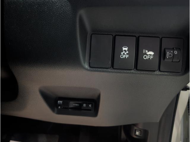 シャトル ハイブリッド　ホンダセンシング　禁煙車　フルセグナビ　ＤＶＤ再生　Ｂｌｕｅｔｏｏｔｈ　ＥＴＣ　バックカメラ　スマートキー　プッシュスタート　社外１６インチアルミ　ＨＩＤヘッドライト（7枚目）