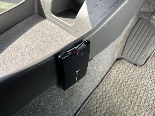 プリウス Ｓ　？？　スマートキー　キーレス　プッシュスタート　シートカバー　スマートキー＆プッシュスタート　横滑り防止装置付　助手席エアバッグ　オ－トエアコン　カーテンエアバッグ　ＥＴＣ装備　ＨＤＤナビ（36枚目）