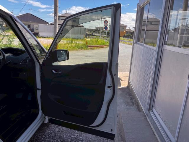 セレナ ハイウェイスター　Ｓ－ハイブリッド　スマートエントリー　地デジテレビ　電格ミラー　禁煙車両　ＳＤ　Ｂカメラ　ＡＢＳ　ナビＴＶ　キーレス　パワーウィンドウ　助手席エアバック　パワーステアリング　運転席エアバック　ＡＵＴＯエアコン　ＶＳＡ（44枚目）