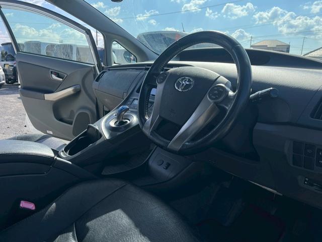 プリウス Ｇ　ＬＥＤエディション　Ｗエアバック　地デジＴＶ　黒革シート　ＬＥＤヘッドライト　スマートキー　エアバッグ　横滑り防止装置　ＡＢＳ　ＥＴＣ　オートエアコン　ナビＴＶ　キーレス　電動格納ミラー　パワステ　パワーウインドウ（16枚目）