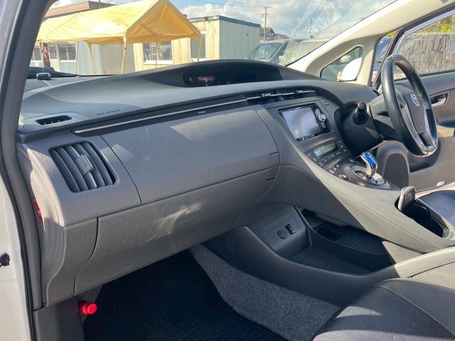 プリウス Ｇ　ＬＥＤエディション　Ｗエアバック　地デジＴＶ　黒革シート　ＬＥＤヘッドライト　スマートキー　エアバッグ　横滑り防止装置　ＡＢＳ　ＥＴＣ　オートエアコン　ナビＴＶ　キーレス　電動格納ミラー　パワステ　パワーウインドウ（17枚目）