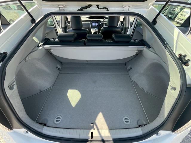 プリウス Ｇ　ＬＥＤエディション　Ｗエアバック　地デジＴＶ　黒革シート　ＬＥＤヘッドライト　スマートキー　エアバッグ　横滑り防止装置　ＡＢＳ　ＥＴＣ　オートエアコン　ナビＴＶ　キーレス　電動格納ミラー　パワステ　パワーウインドウ（26枚目）