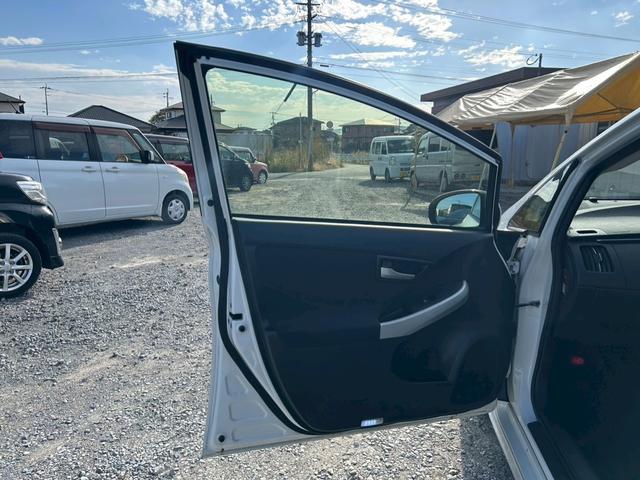 プリウス Ｇ　格納ミラー　Ｂｌｕｅｔｏｏｔｈ音楽　スマ－トキ－　パワーステアリング　エアバック　ナビ＆ＴＶ　サイドエアバック　ＡＡＣ　ＳＤナビゲーション　クルコン　ＥＳＣ　キーフリーシステム　パワーウィンドウ（68枚目）