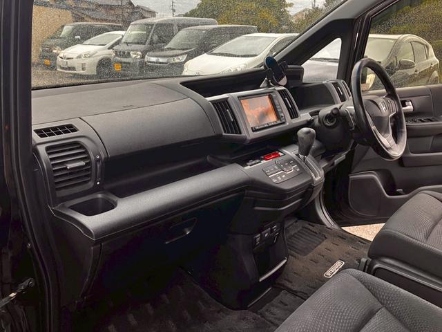 ステップワゴンスパーダ Ｚ　インターナビセレクション　両側自動スライドドア　横滑り防止機能　パワステ　フルセグ　スマ－トキ－　ＡＢＳ　パワーウィンドウ　エアバッグ　ＳＤナビ　キーレスエントリーキー　ナビ・ＴＶ　フルオートエアコン　電動格納ドアミラー（17枚目）