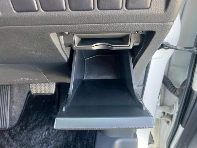 ヴェルファイア ２．４Ｚ　デュアルパワースライドドア　キーフリーシステム　電動ミラー　横滑り防止システム　運転席エアバッグ　Ｗエアバック　ナビ　オートエアコン　パワーステアリング　ＡＢＳ　パワーウィンドウ　サイドエアバック（46枚目）