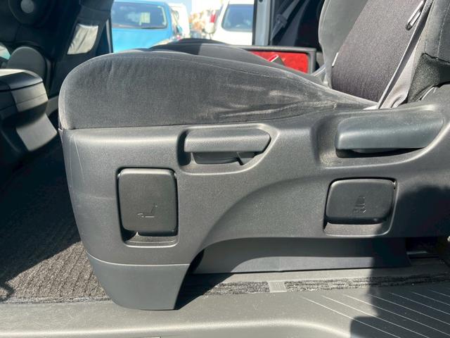 ヴェルファイア ２．４Ｚ　デュアルパワースライドドア　キーフリーシステム　電動ミラー　横滑り防止システム　運転席エアバッグ　Ｗエアバック　ナビ　オートエアコン　パワーステアリング　ＡＢＳ　パワーウィンドウ　サイドエアバック（49枚目）