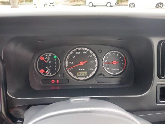 ハイゼットカーゴ デッキバンＧＸ　特別仕様限定モデル車　オートマチック　Ｖａｎ　オートマチック　軽ＲＶ　ピックアップ　旧車カスタムベースモデル　激レアピックアップ車　荷台カバーオーダーメイド　室内クリーニング　プライバシーガラス　ＵＶカット　法定点検整備一式　自社ローンあります（6枚目）