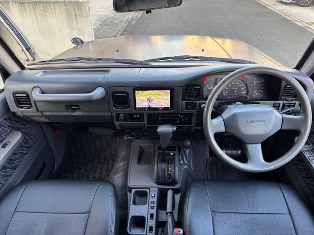 ランドクルーザープラド SXワイド マットブラックオールペン 新品フロントグリル 新品オレンジライト一式 リフトアップ ミッキートンプソン ジオランダーAT 黒革調シートカバー 3ナンバー8人乗り HDDナビ ETC 前後ドラレコ(22枚目)