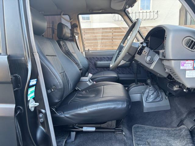 ランドクルーザープラド SXワイド マットブラックオールペン 新品フロントグリル 新品オレンジライト一式 リフトアップ ミッキートンプソン ジオランダーAT 黒革調シートカバー 3ナンバー8人乗り HDDナビ ETC 前後ドラレコ(32枚目)