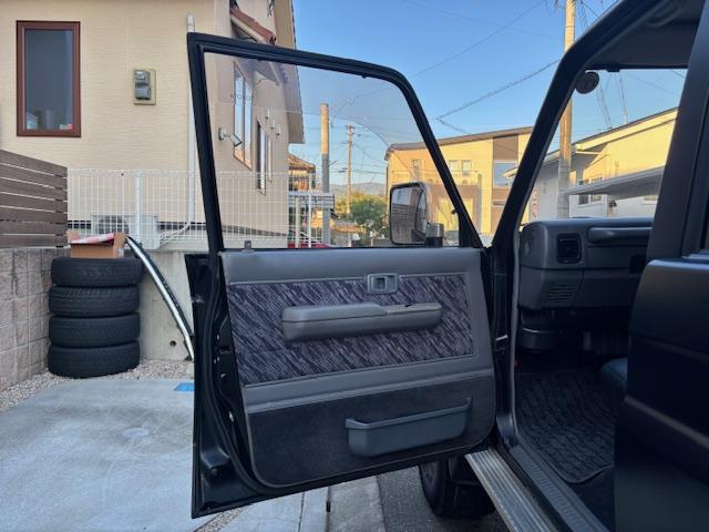 ランドクルーザープラド SXワイド マットブラックオールペン 新品フロントグリル 新品オレンジライト一式 リフトアップ ミッキートンプソン ジオランダーAT 黒革調シートカバー 3ナンバー8人乗り HDDナビ ETC 前後ドラレコ(44枚目)