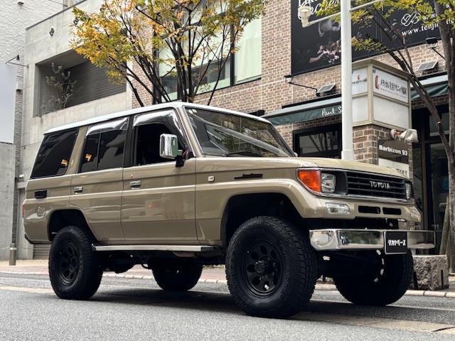 ランドクルーザープラド SXワイド サンドベージュXホワイト ナロー5ナンバー8人乗り ナルディーステア リフトアップ 70メッキバンパー 社外オーディオ ETC ドライブレコーダー バックカメラ 黒革調シートカバー ジオランダーAT(2枚目)