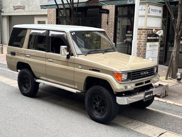 ランドクルーザープラド SXワイド サンドベージュXホワイト ナロー5ナンバー8人乗り ナルディーステア リフトアップ 70メッキバンパー 社外オーディオ ETC ドライブレコーダー バックカメラ 黒革調シートカバー ジオランダーAT(3枚目)