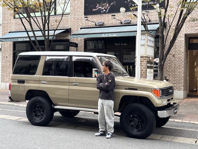 ランドクルーザープラド SXワイド サンドベージュXホワイト ナロー5ナンバー8人乗り ナルディーステア リフトアップ 70メッキバンパー 社外オーディオ ETC ドライブレコーダー バックカメラ 黒革調シートカバー ジオランダーAT(4枚目)