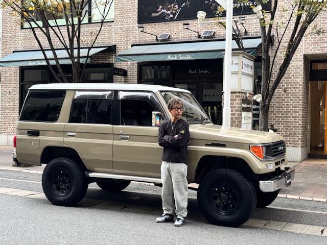 ランドクルーザープラド SXワイド サンドベージュXホワイト ナロー5ナンバー8人乗り ナルディーステア リフトアップ 70メッキバンパー 社外オーディオ ETC ドライブレコーダー バックカメラ 黒革調シートカバー ジオランダーAT(5枚目)