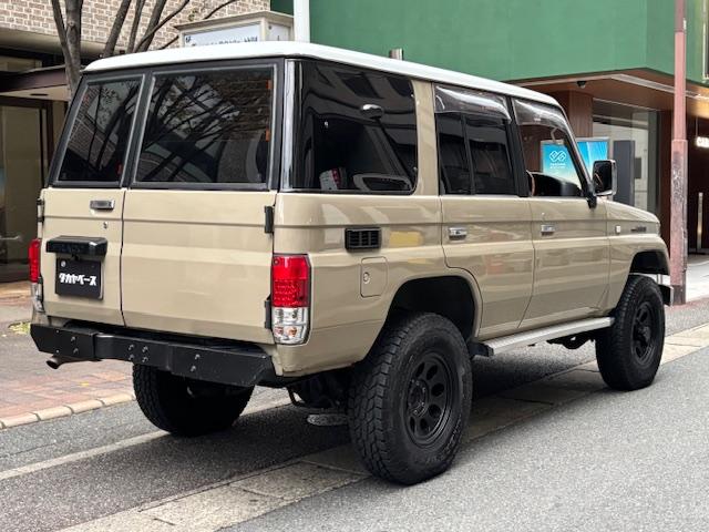 ランドクルーザープラド SXワイド サンドベージュXホワイト ナロー5ナンバー8人乗り ナルディーステア リフトアップ 70メッキバンパー 社外オーディオ ETC ドライブレコーダー バックカメラ 黒革調シートカバー ジオランダーAT(7枚目)