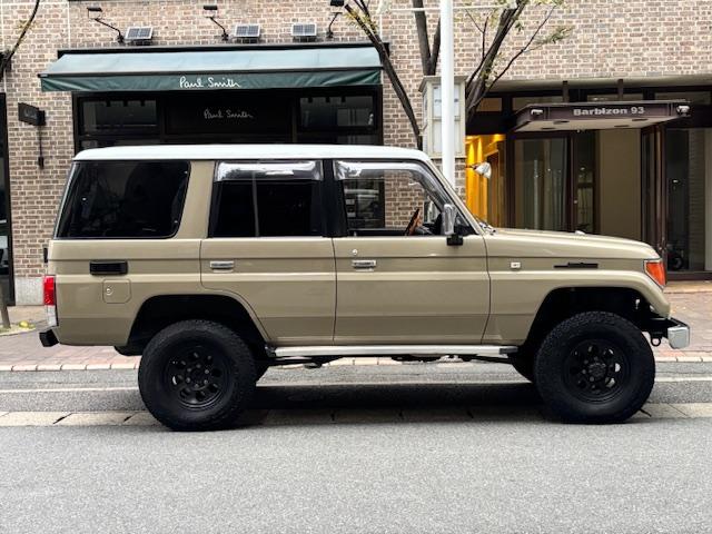 ランドクルーザープラド SXワイド サンドベージュXホワイト ナロー5ナンバー8人乗り ナルディーステア リフトアップ 70メッキバンパー 社外オーディオ ETC ドライブレコーダー バックカメラ 黒革調シートカバー ジオランダーAT(8枚目)