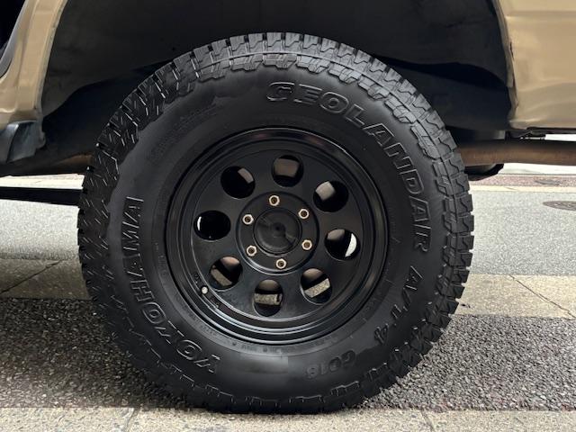 ランドクルーザープラド SXワイド サンドベージュXホワイト ナロー5ナンバー8人乗り ナルディーステア リフトアップ 70メッキバンパー 社外オーディオ ETC ドライブレコーダー バックカメラ 黒革調シートカバー ジオランダーAT(18枚目)