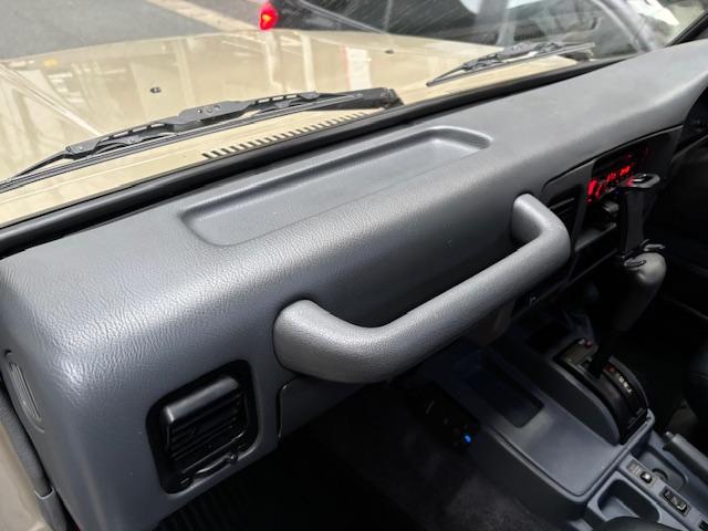 ランドクルーザープラド SXワイド サンドベージュXホワイト ナロー5ナンバー8人乗り ナルディーステア リフトアップ 70メッキバンパー 社外オーディオ ETC ドライブレコーダー バックカメラ 黒革調シートカバー ジオランダーAT(22枚目)