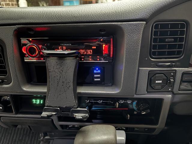 ランドクルーザープラド SXワイド サンドベージュXホワイト ナロー5ナンバー8人乗り ナルディーステア リフトアップ 70メッキバンパー 社外オーディオ ETC ドライブレコーダー バックカメラ 黒革調シートカバー ジオランダーAT(26枚目)