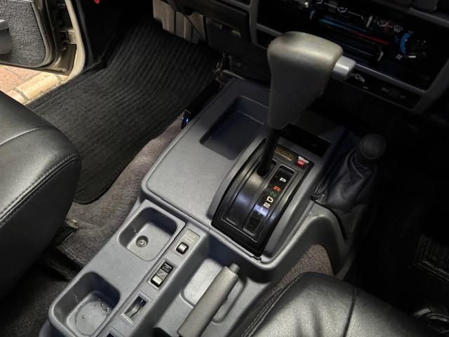 ランドクルーザープラド SXワイド サンドベージュXホワイト ナロー5ナンバー8人乗り ナルディーステア リフトアップ 70メッキバンパー 社外オーディオ ETC ドライブレコーダー バックカメラ 黒革調シートカバー ジオランダーAT(29枚目)