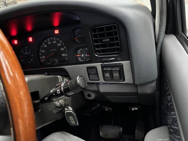 ランドクルーザープラド SXワイド サンドベージュXホワイト ナロー5ナンバー8人乗り ナルディーステア リフトアップ 70メッキバンパー 社外オーディオ ETC ドライブレコーダー バックカメラ 黒革調シートカバー ジオランダーAT(30枚目)