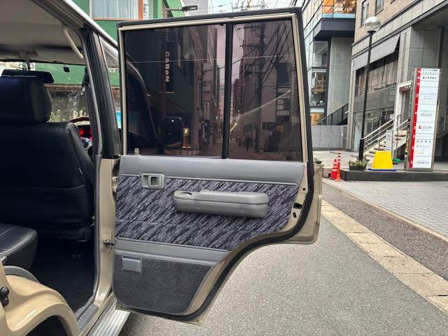 ランドクルーザープラド SXワイド サンドベージュXホワイト ナロー5ナンバー8人乗り ナルディーステア リフトアップ 70メッキバンパー 社外オーディオ ETC ドライブレコーダー バックカメラ 黒革調シートカバー ジオランダーAT(39枚目)