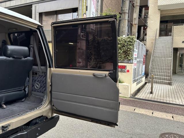 ランドクルーザープラド SXワイド サンドベージュXホワイト ナロー5ナンバー8人乗り ナルディーステア リフトアップ 70メッキバンパー 社外オーディオ ETC ドライブレコーダー バックカメラ 黒革調シートカバー ジオランダーAT(40枚目)